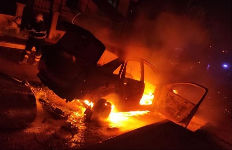 Çorum’da yanan otomobil kullanılamaz hale geldi