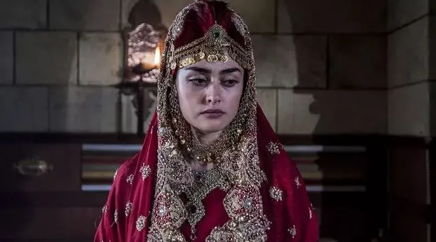 Esra Bilgiç Süper Minisiyle Çömelerek Poz Verince...