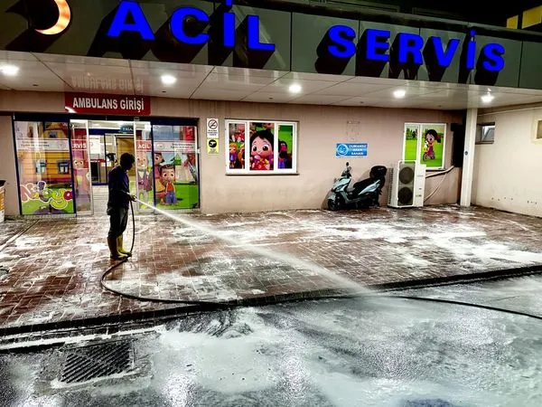 Altınordu Belediyesi Temizlik Timi, gece vardiyasında da şehre hizmet ediyor