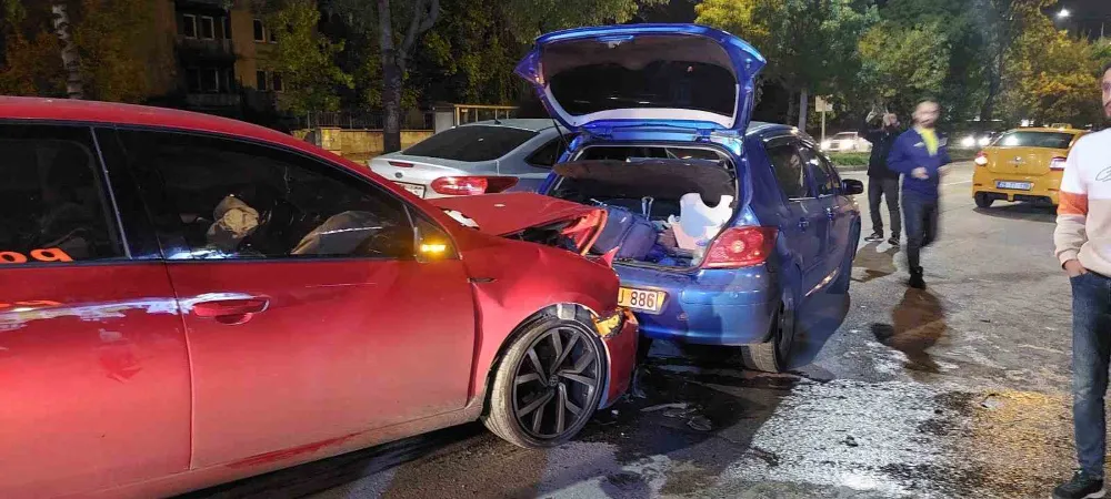 Erzurum’da Üç Aracın Karıştığı Kazada 2 Kişi Yaralandı