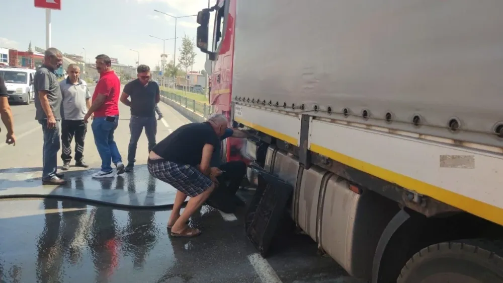 Aşkale’de tırdaki yangın esnafın dikkati sonucu önlendi