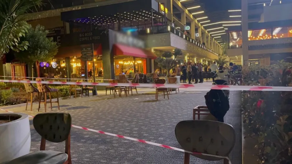 Eğlence mekanında silahlar patladı: 3 yaralı 