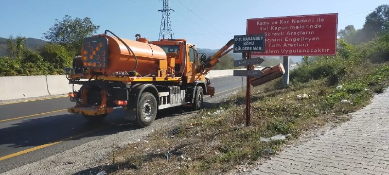 Bolu Dağı geçişinde yol güvenliği için çevre temizliği çalışması yapıldı