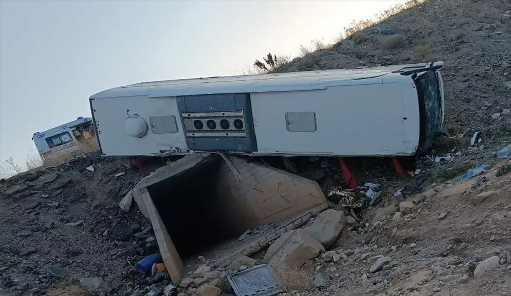 Yolcu otobüsü kaza yaptı! Ölü ve yaralılar var