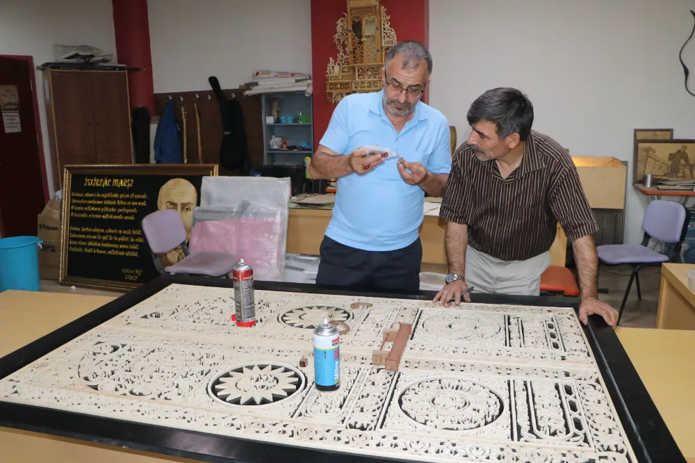 Erzurumlu ustalar Kabe kapısını ahşaptan yeniden yarattı