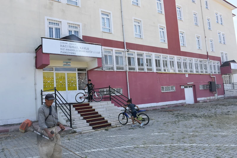 İskilip Belediyesi okullarda temizlik çalışması yapıyor