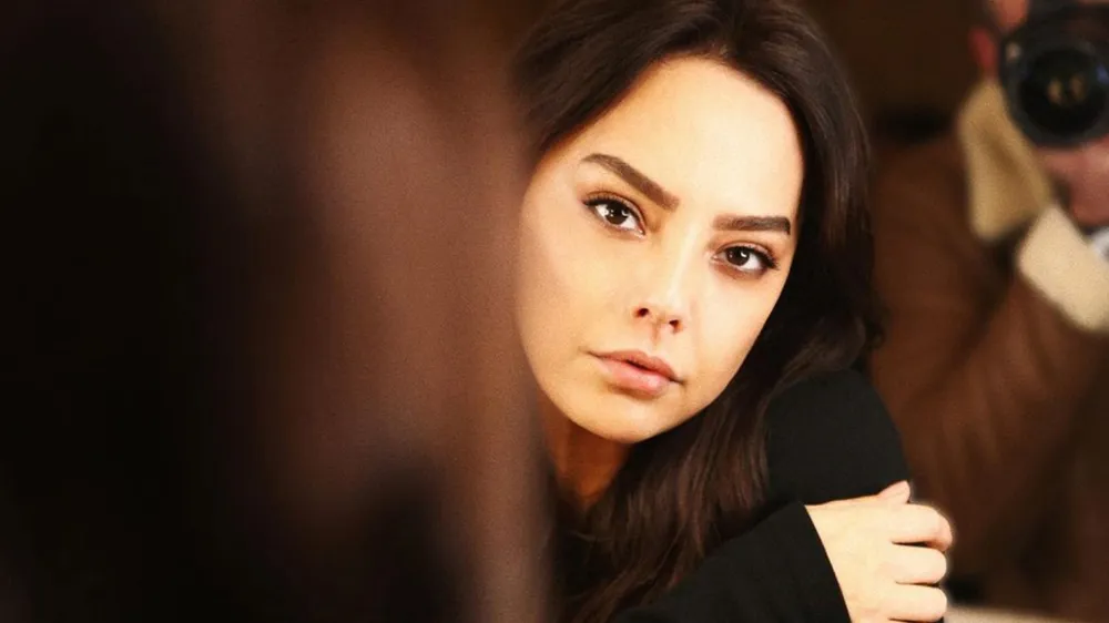Ebru Gündeş çocukluk fotoğrafını paylaştı, sosyal medya yıkıldı