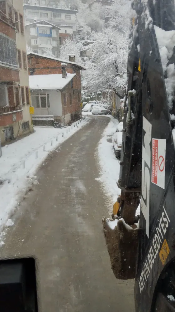 Artvin Belediyesi, Karla Mücadele Çalışmalarını Sürdürüyor