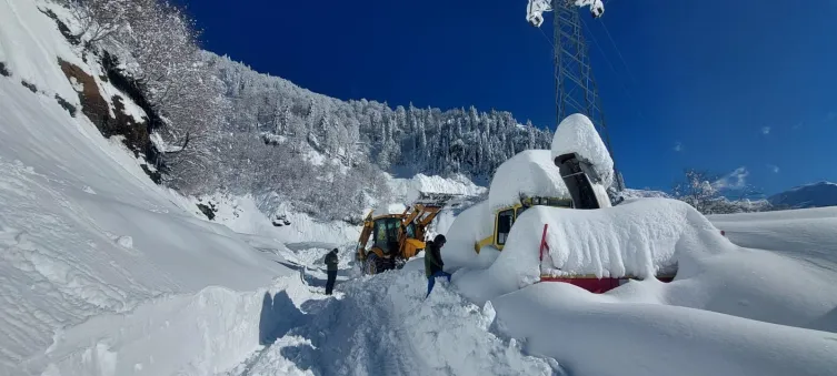 Artvin Camili bölgesinde karla mücadele