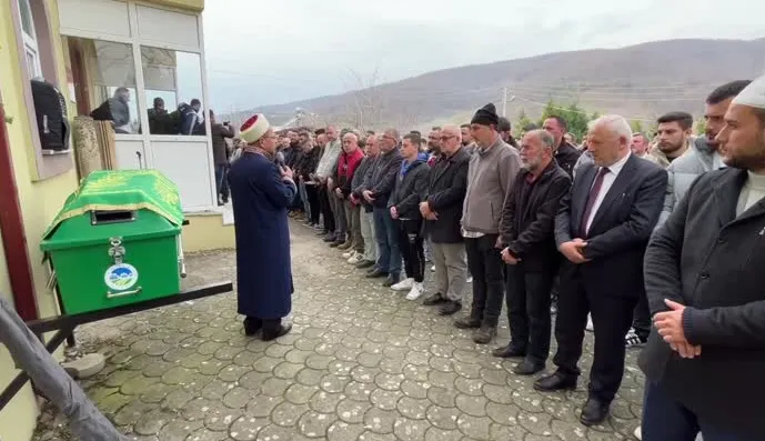 Kamyon ile otomobilin çarpıştığı kazada ölen 2 genç defnedildi