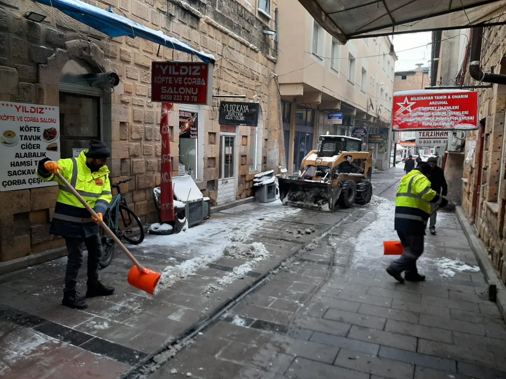 Bayburt Belediyesi kar temizliğinde yoğun mesai harcıyor