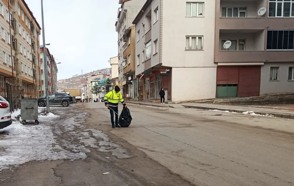 Bayburt Belediyesi Temizlik İşleri Ekipleri Mahallelerde Temizlik Çalışmalarına Devam Ediyor
