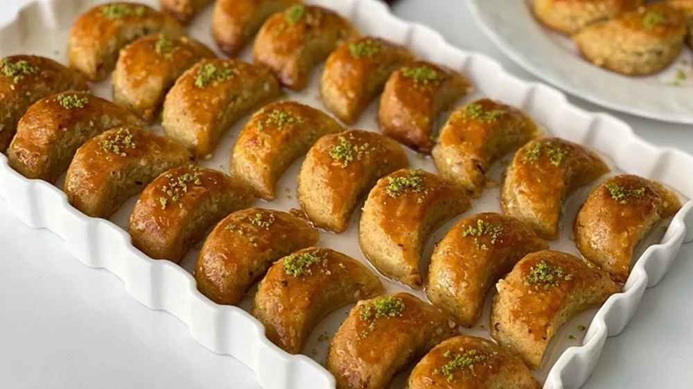 Bu tarifle herkes usta şef: Baklava tadında kıyır kıyır Ay Tatlısı tarifi