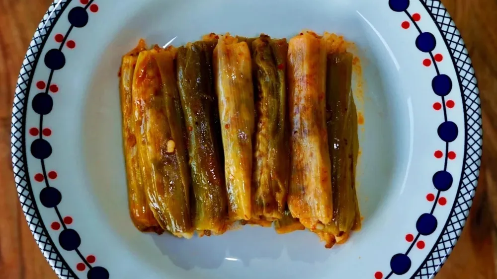 Bu tarifle herkesi şaşırtın: Kolay ve lezzetli Pırasa Sarma tarifi