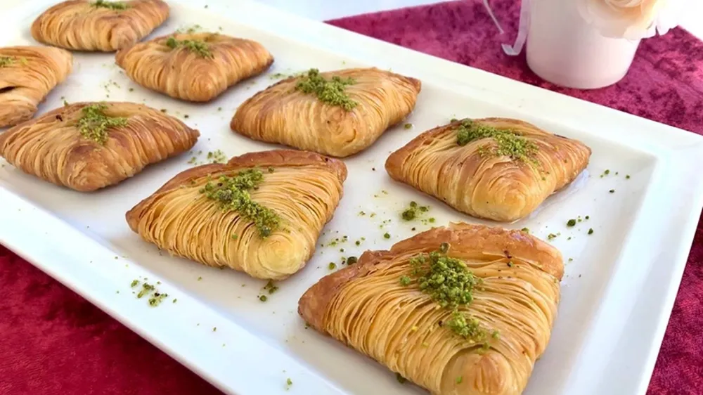 Şerbetli tatlı sevenler için: Sürekli yapmak isteyeceğiniz Midye Tatlısı tarifi