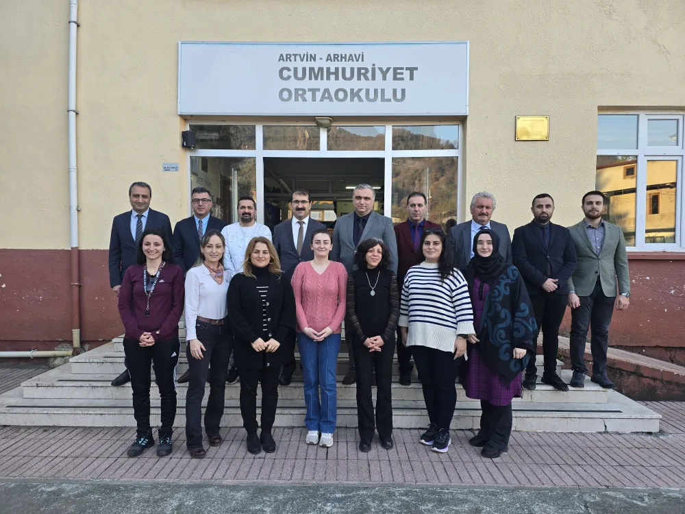 Artvin İl Milli Eğitim Müdürü Fahri Acar, Arhavi Cumhuriyet Ortaokulu’nu Ziyaret Etti
