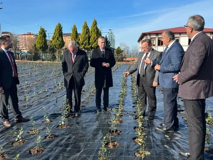 Rize’de çay çarşısındaki 29 metrelik çay bardağı yoğun ilgi görüyor
