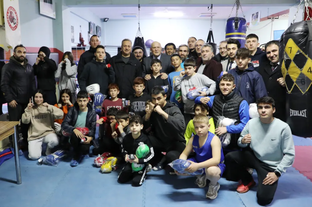 Bayburt Belediye Başkanı Hükmü Pekmezci, Genç Boks Sporcularına Spor Malzemesi Dağıttı