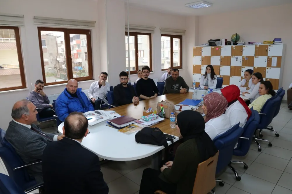 Başkan Kurdoğlu Öğretmenlere Kalem ve Takvim Hediyesinde Bulunuyor