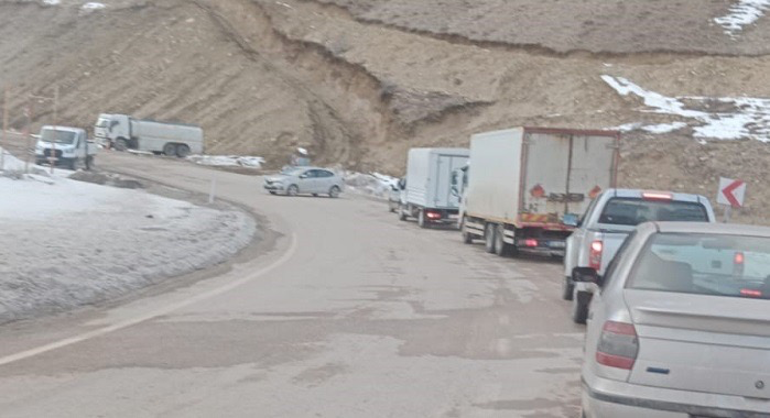 Erzurum-Rize Karayolunda Heyelan Ulaşımı Engelliyor