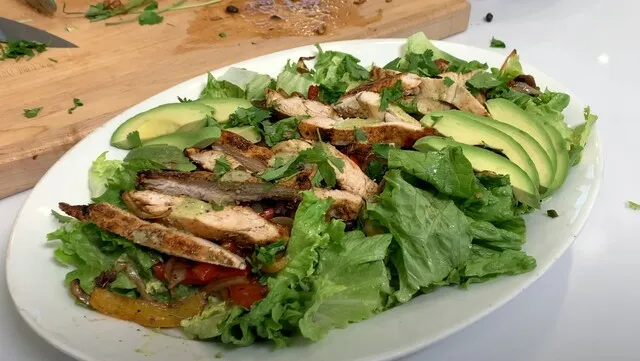 Farklı alternatif arayanlara: Tavuk fajitalı salata tarifi