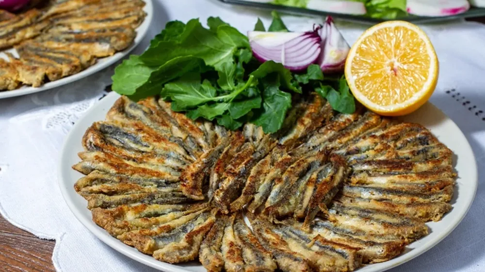 Ağızda dağılan bir efsane: Çıtır çıtır Hamsi Tava tarifi