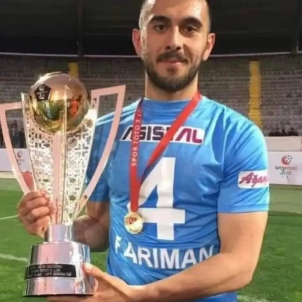 Rizeli futbolcu sevenlerini üzdü