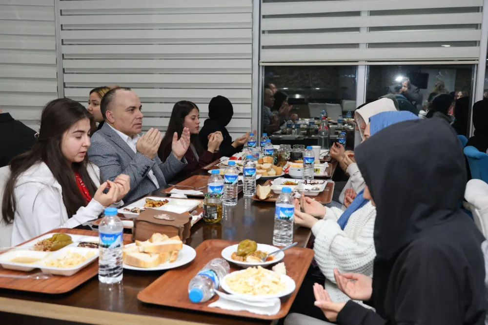 Artvin Valisi Ünsal KYK Kız Öğrenci Yurdunda İftar Programına Katıldı