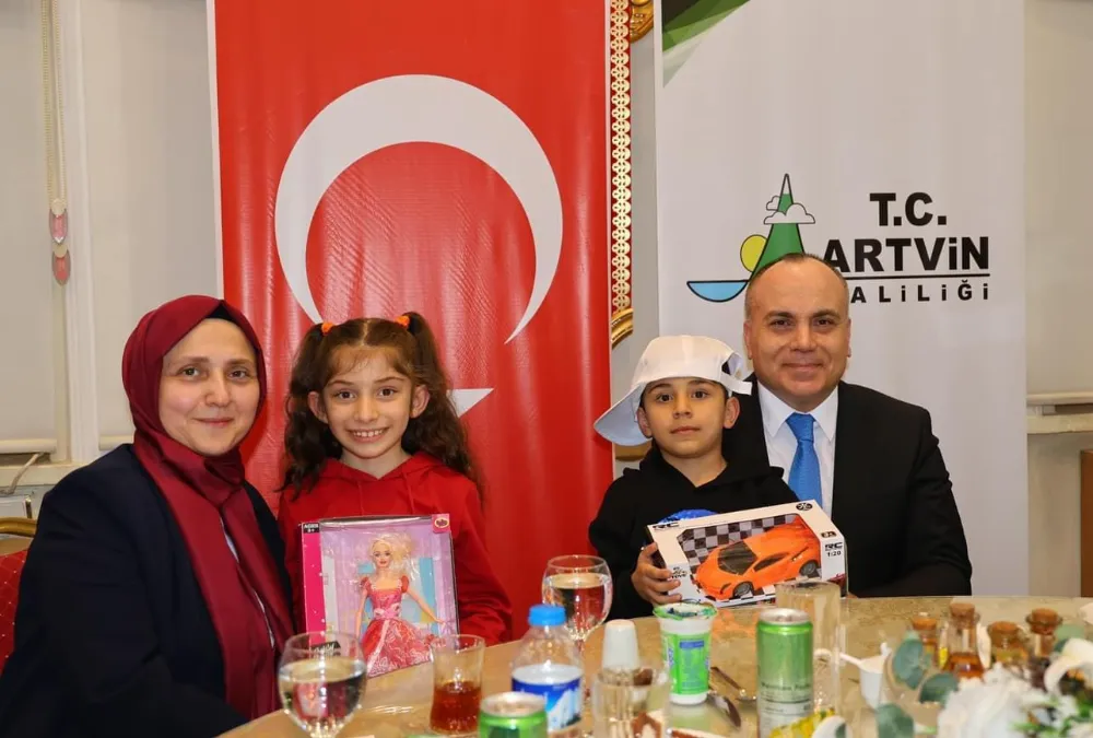 Artvin Valisi Cengiz Ünsal: Yetim Gülerse, Dünya Güler