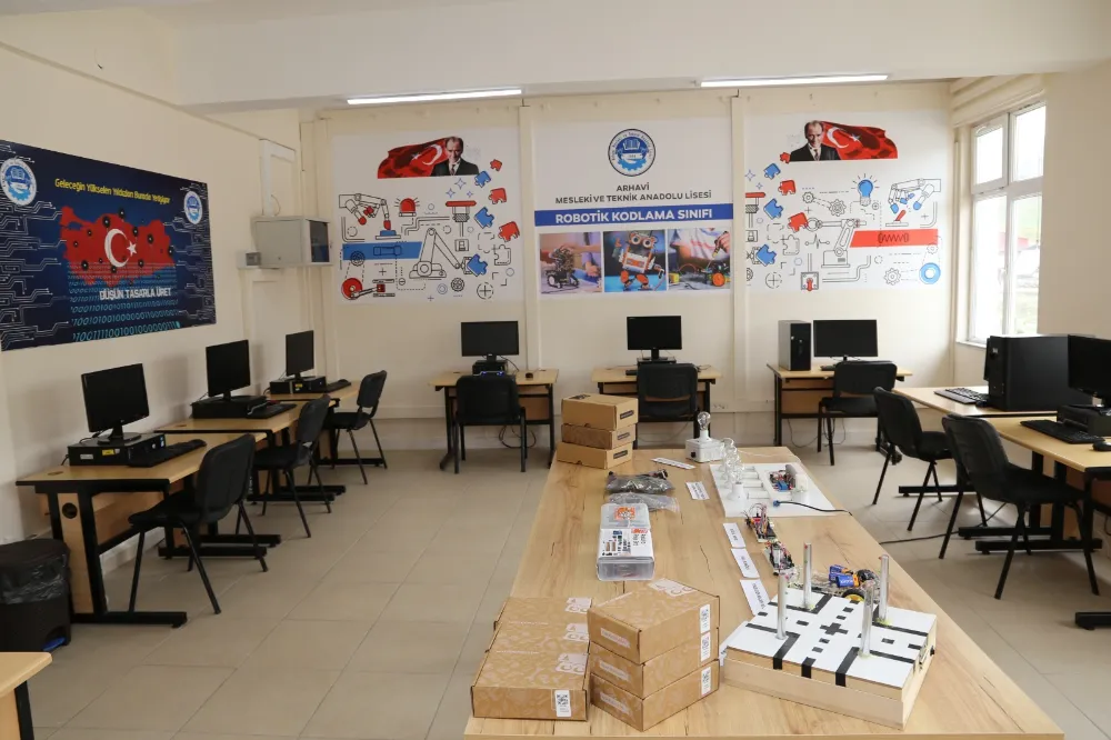 Arhavi Mesleki ve Teknik Anadolu Lisesi’nde Arhavi Belediyesi’nin Katkılarıyla Robotik Kodlama Atölyesi Açıldı