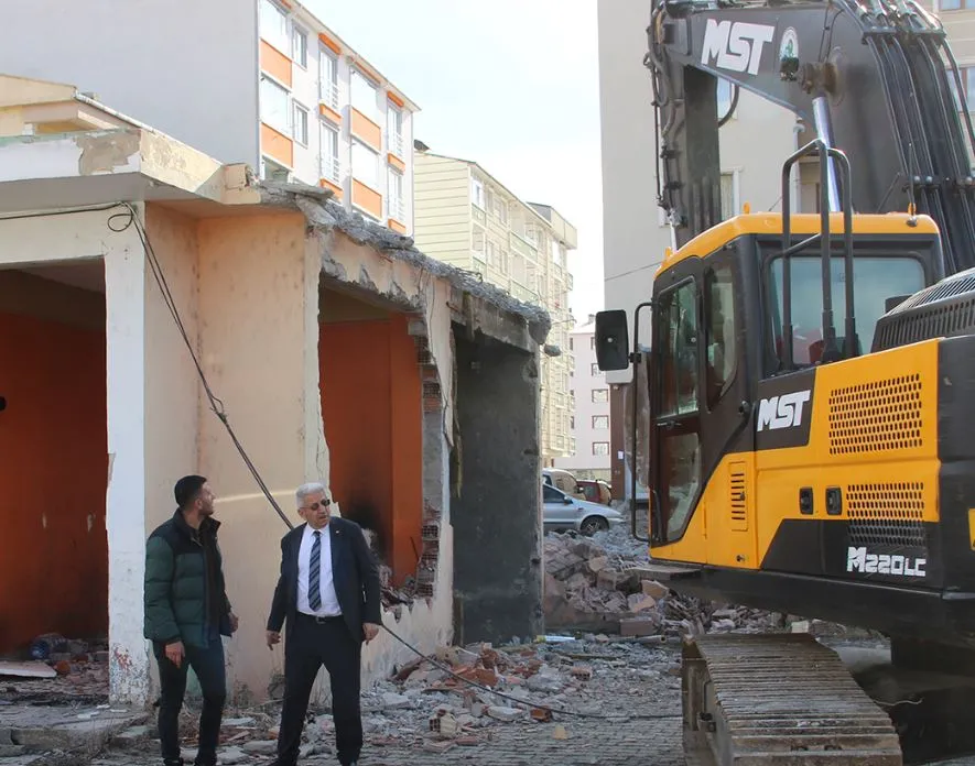 Oltu Şehirlerarası İlçe Terminali Yıkımı Başladı: Yeni Projeyle Modern Bir Yapı Geliyor