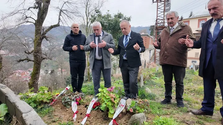 İYİ Parti Adayı Toptan’dan Ardal’ ın Kabrine Ziyaret