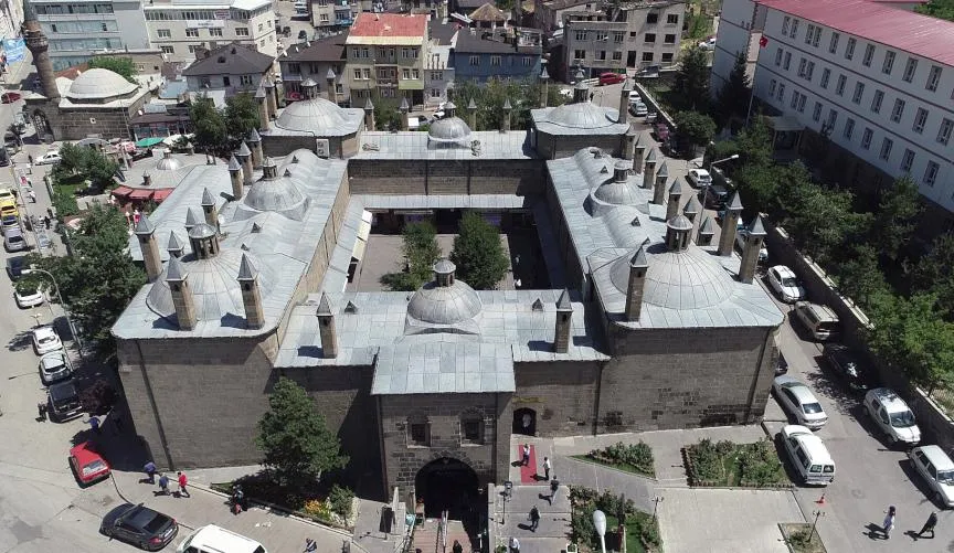 Rüstem Paşa Çarşısı: Oltu Taşı Efsanesinin Kalbi