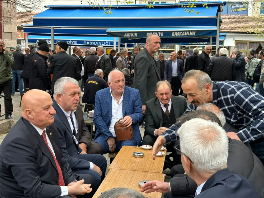Artvin Belediye Başkanı Bilgehan Erdem ve CHP Artvin Milletvekili Uğur Bayraktutan Hemşehrileriyle Bayramlaştı