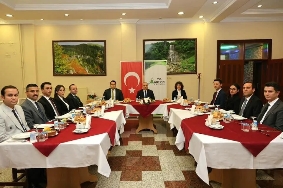Vali Cengiz Ünsal, İldeki Mülki İdari Amirlerle İftar Programında Bir Araya Geldi