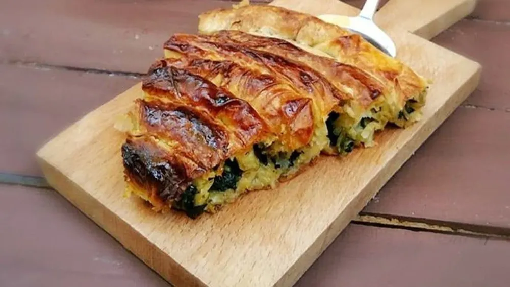 Bir kez deneyin, vazgeçemeyeceksiniz: Hazır yufkadan Ispanaklı Börek tarifi