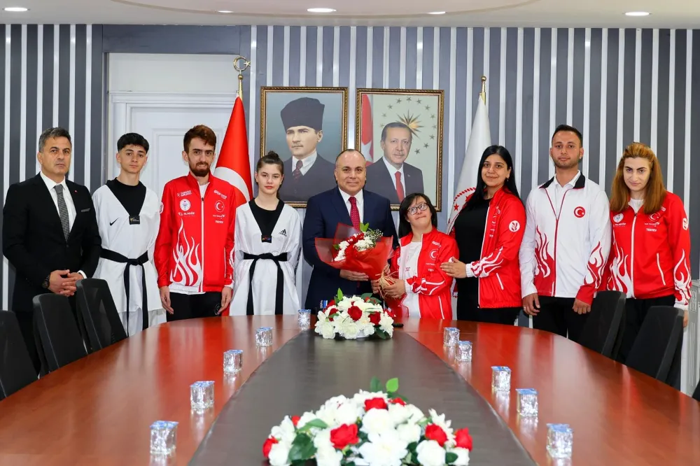 Vali Ünsal, Gençlik ve Spor Bayramı Dolayısıyla Gençleri Makamında Ağırladı