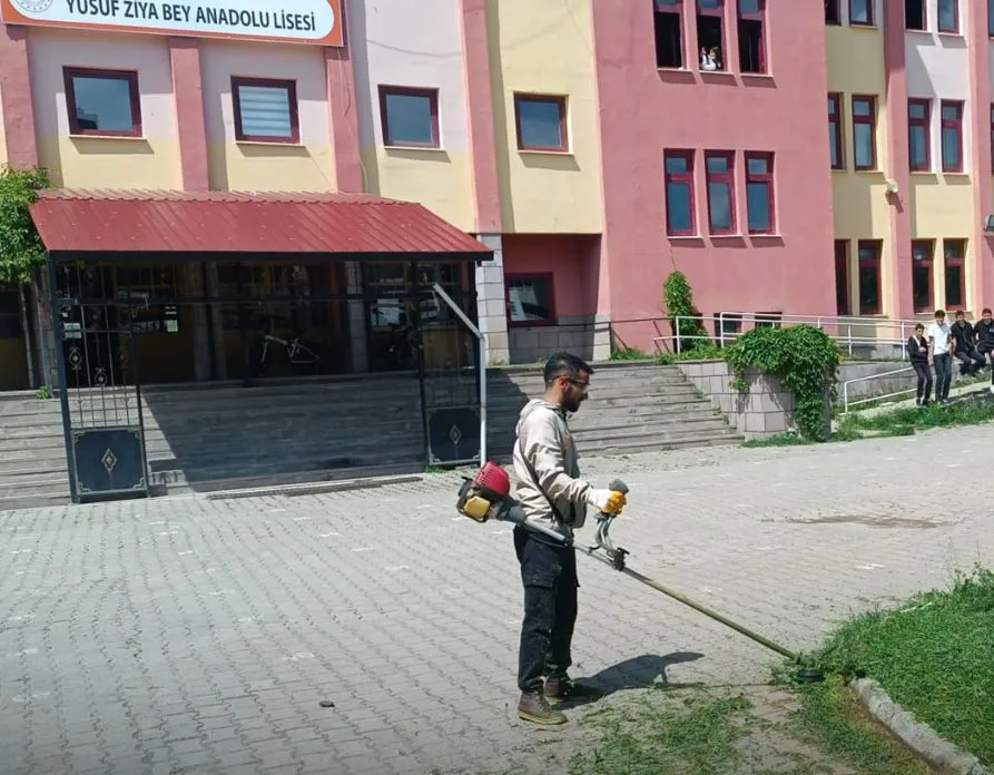 Çim Biçme Çalışmalarına Kurumlar da Dahil Edildi