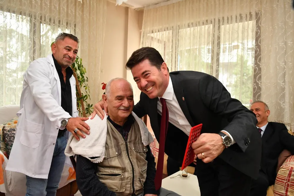 Ahmet Kaya, Kronik Rahatsızlıkları Olan Ailenin Evine Konuk Oldu: Hatice Teyzenin 75. Yaş Günü Coşkusu ve Yunus Amca İçin Özel Bakım