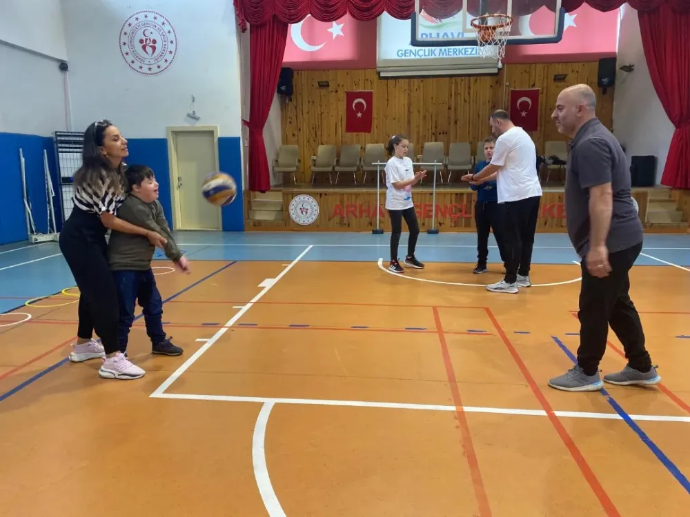 Mutlu Çarşamba Projesi ile Özel Gençler Spor Salonlarında Buluştu