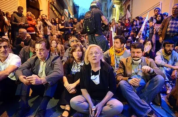 Mücella Bağımlı Kimdir