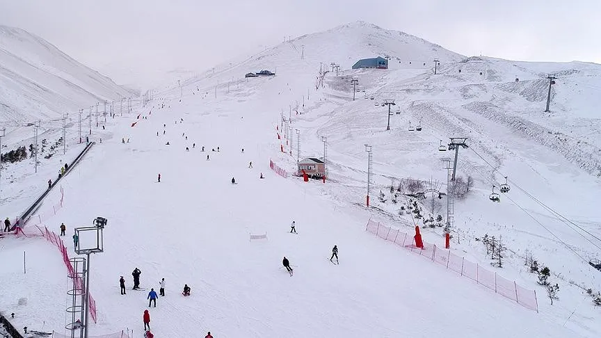 Erzurum Büyükşehir Belediyesi, Babalar Kayak Yarışı Etkinliği İle Kayak Severleri Buluşturuyor