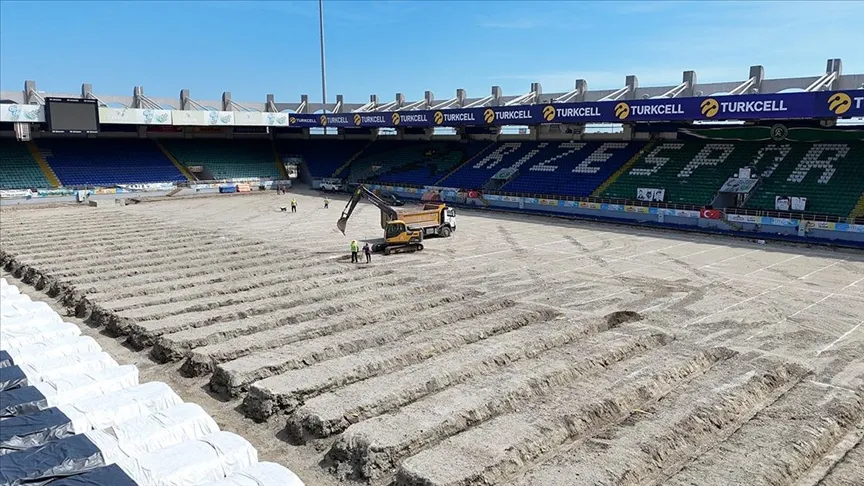 Çaykur Rizespor, stat zeminini iyi bir futbolcu parasına yeniliyor