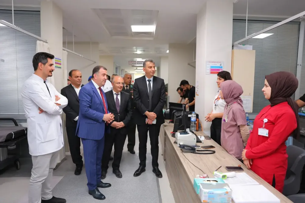 Bayburt Valisi Eldivan, Hastane Çalışanlarını ve Hastaları Ziyaret Etti