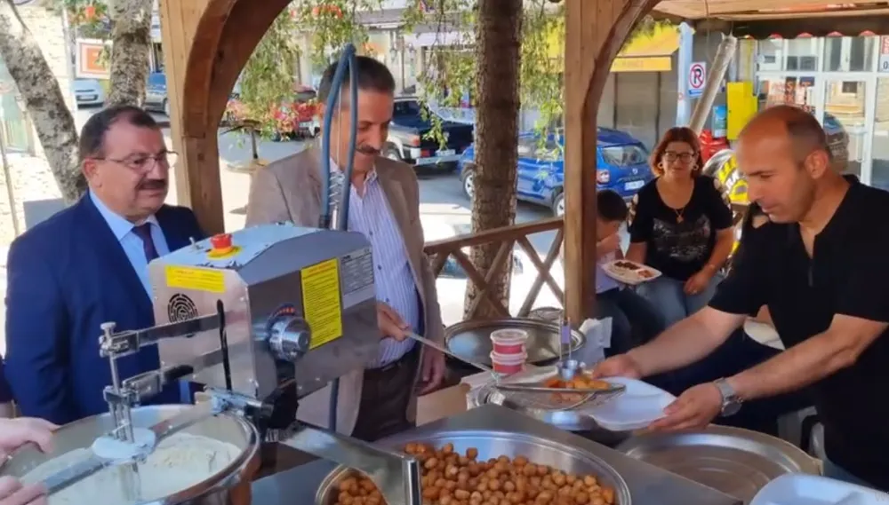 Faruk Çelik ve Protokol Şavşat Şehir Bayramlaşmasında Vatandaşlarla Buluştu: Coşkuyla Karşılandılar