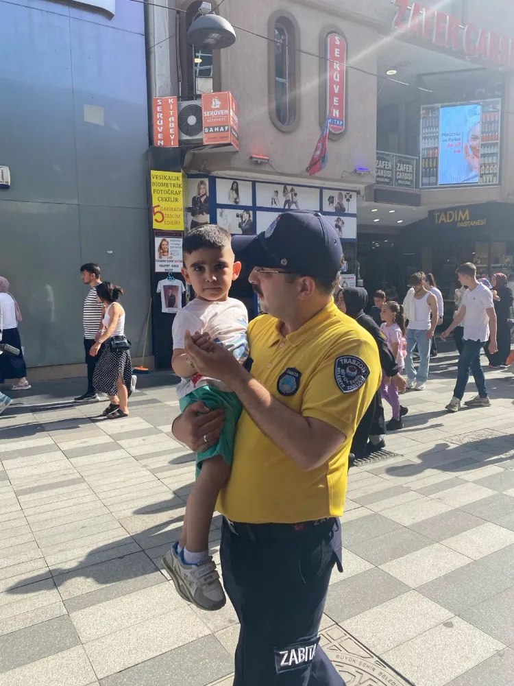 Turizm Zabıtası Kayıp Çocuğu Ailesine Kavuşturdu!