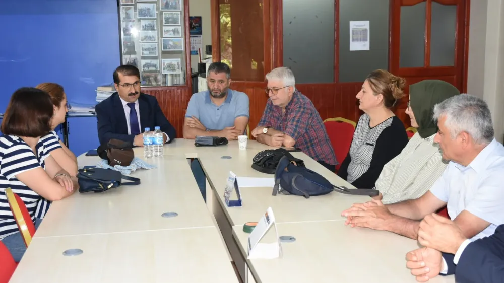 Fahri Acar Ortaöğretim Kurumlarını Ziyaret Etti: Türkiye Yüzyılı Maarif Modeli Değerlendirildi