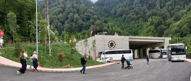 Ayder Otoparkı Ziyaretçilerin İlgi Odağı Oldu