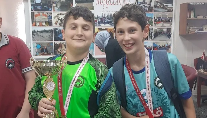 Turnuva Şampiyonu Mahmut Celalettin Ökten İmam Hatip Ortaokulu Hüseyin Özdemir