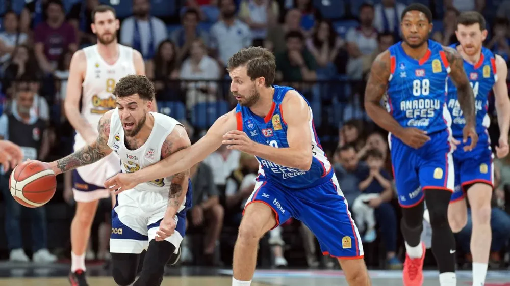 Fenerbahçe, Efes’i farklı yenerek final serisinde durumu 2-0 yaptı